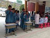 斑竹园卫生院对学生进行体检